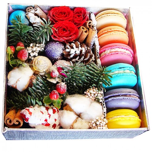 Коробка новогодняя с печеньем Macaron ― Floristik — доставка цветов по всей Украине