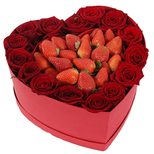 Сердце из клубники и роз  ― Floristik — доставка цветов по всей Украине