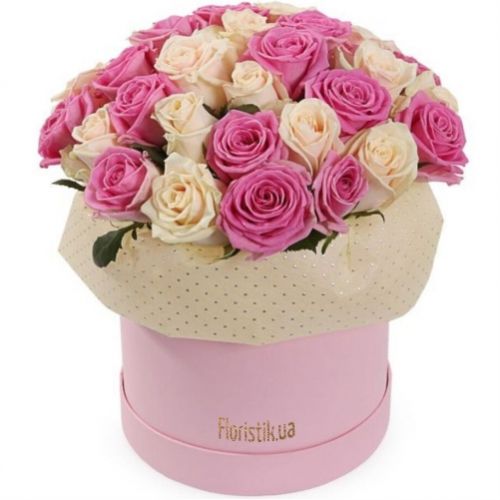 Коробка рожевих і кремових троянд ― Floristik — доставка квітів по всій Україні