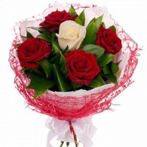 Букет 5 білих і червоних троянд ― Floristik — flower delivery all over Ukraine